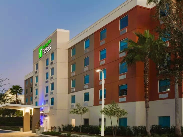 Holiday Inn Express and Suites Fort Lauderdale Airport