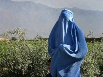 A woman wearing a burka while walking in Afghanistan. De Steve Evans from India and USA - Flickr, CC BY-SA 2.0, via Commons Wikimedia