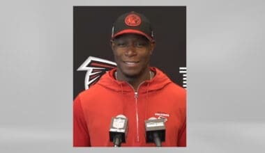 Atlanta Falcons Head Coach Raheem Morris speaks to the media during OTAs. Photo by Atlanta Falcons - YouTube: Raheem Morris OTA Press Conference | Atlanta Falcons – CC BY 3.0, via Wikimedia Commons