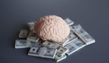 Close-up image of a brain alongside money, representing a business mindset focused on investing.