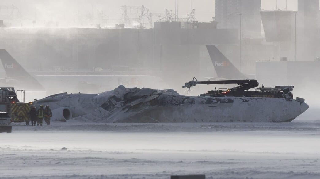 Delta Connection Flight 4819 main body sitting on Toronto Pearson International Airport runway 23. Photo by YYZBrennan - Own work, CC BY-SA 4.0, via Wikimedia commons.