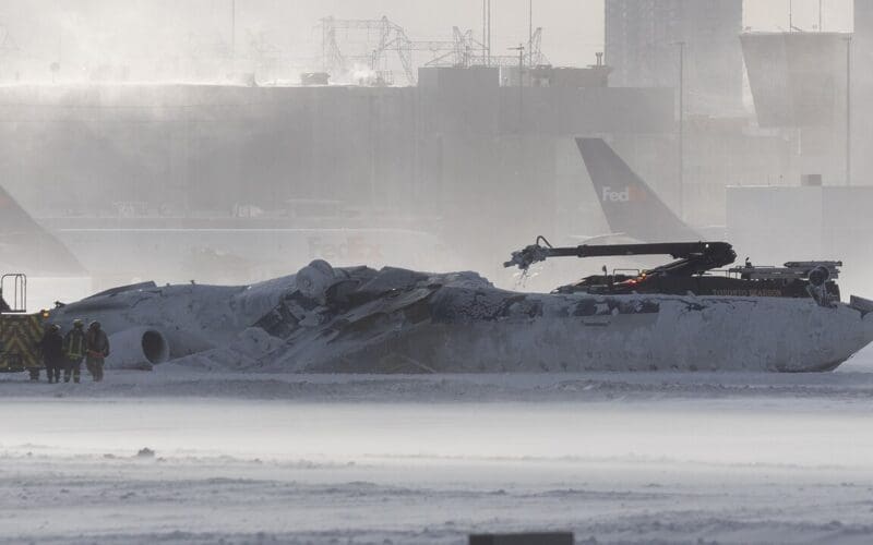 Delta Connection Flight 4819 main body sitting on Toronto Pearson International Airport runway 23. Photo by YYZBrennan - Own work, CC BY-SA 4.0, via Wikimedia commons.