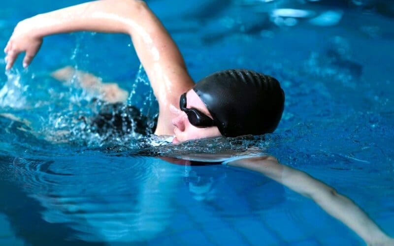 Medium shot of a female swimmer in action