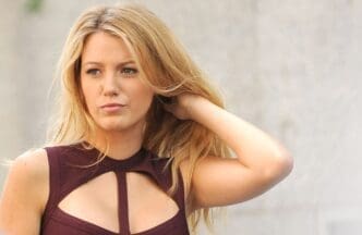 Blake Lively, wearing a Herve Leger dress, on location for GOSSIP GIRL Season Three Shooting in Manhattan, Sotheby's, New York, NY July 22, 2009. By Shutterstock - Everett Collection