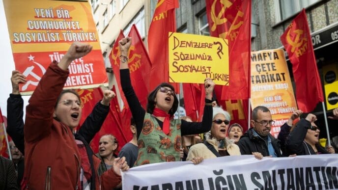 ISTANBUL, TURKEY - March 23, 2025. Protests erupted across Turkey after Mayor Ekrem Imamoglu, Turkey's President Erdogan's main rival, was formally charged with corruption. By Shutterstock.com - Sahan Nuhoglu