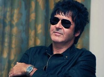 Clem Burke. By shiver_shi, CC BY-SA 2.0, via Wikimedia Commons