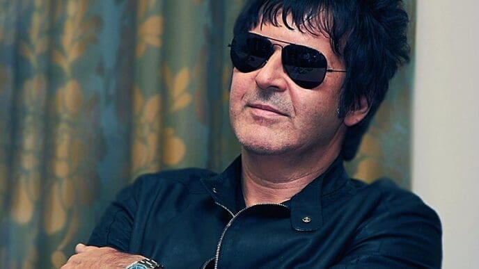 Clem Burke. By shiver_shi, CC BY-SA 2.0, via Wikimedia Commons