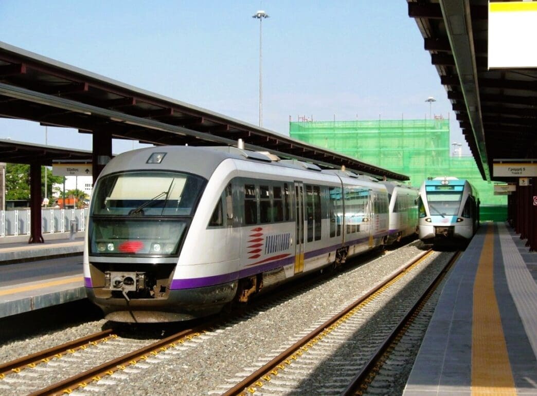 Proastiakos suburban trains at Piraeus railway station. By Copyright 2007 K. Krallis, SV1XV - Own work, CC BY-SA 3.0, via Wikimedia Commons