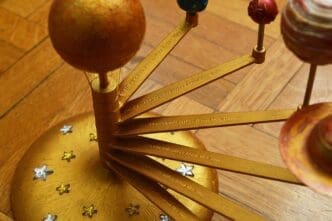A mechanical orrery model depicts the relative positions and movements of the sun, Earth, and other planets.