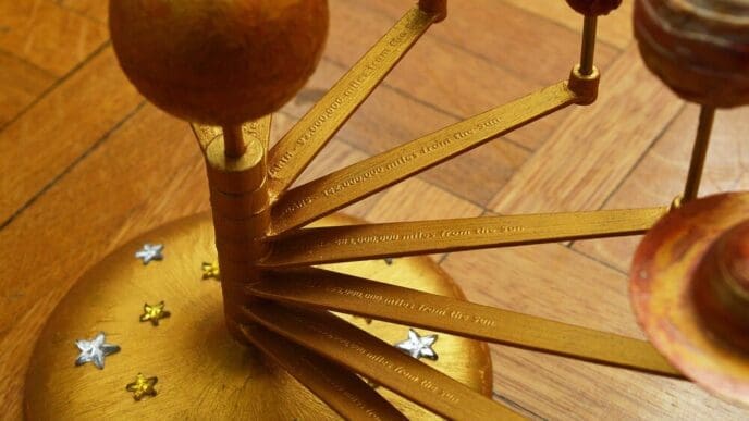 A mechanical orrery model depicts the relative positions and movements of the sun, Earth, and other planets.