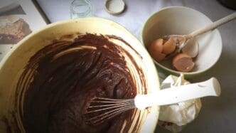 The Best Way to Bake a Chocolate Cake with Delicious Frosting!