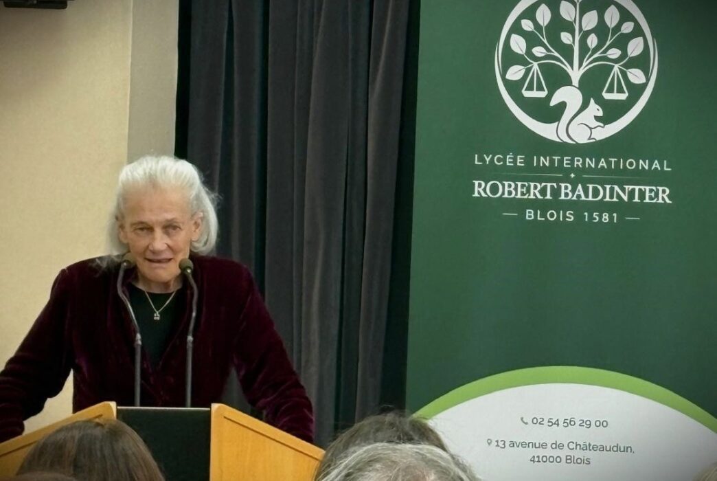 The philosopher Elisabeth Badinter speaking at a podium at the inauguration of a high school