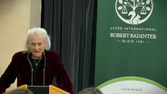 The philosopher Elisabeth Badinter speaking at a podium at the inauguration of a high school