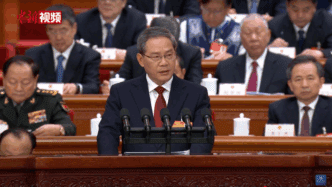 Li Qiang speaks at a podium during a government report session