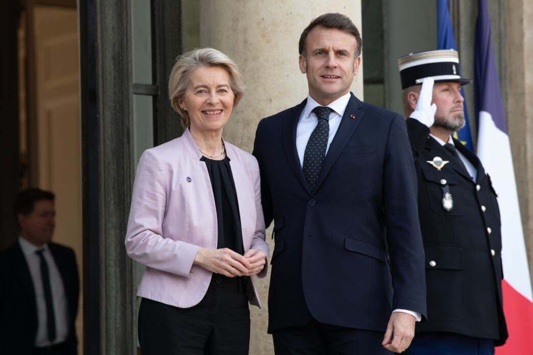 French President Emmanuel Macron and European Commission President Ursula von der Leyen stand together at the Élysée Palace.
