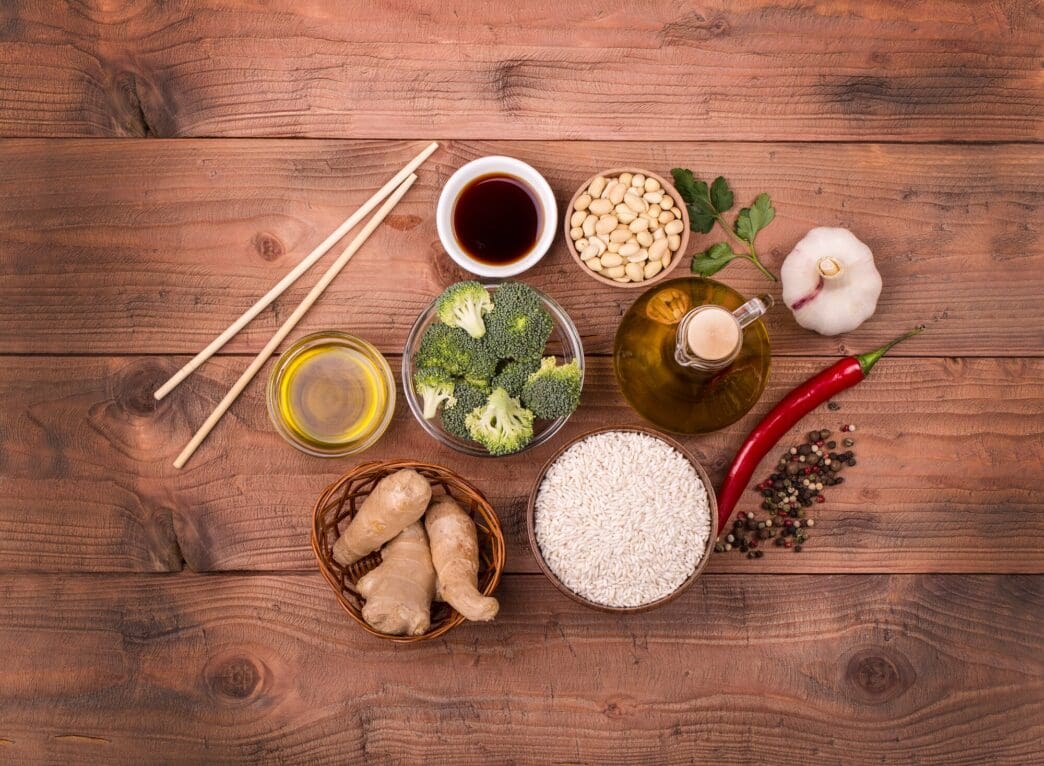 A variety of popular Chinese dishes are displayed.