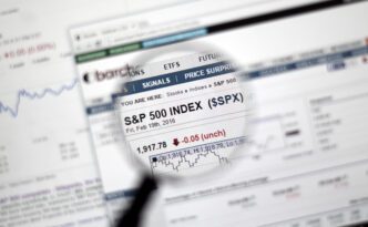 Magnifying glass focused on a web page displaying the S&P 500 index falling 0.05 points.