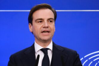 Close-up of Member of European Parliament Malik Azmani speaking at a microphone.