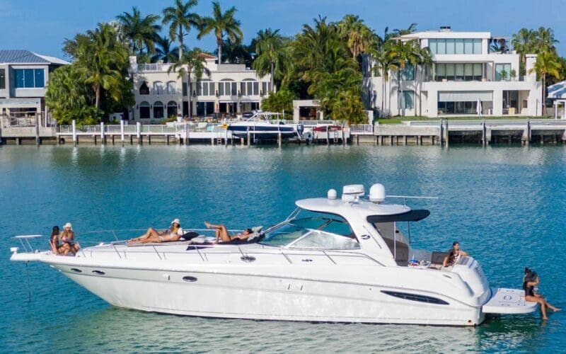 Miami Travel: Girls enjoying the sun and sea near luxury houses in Miami Beach.